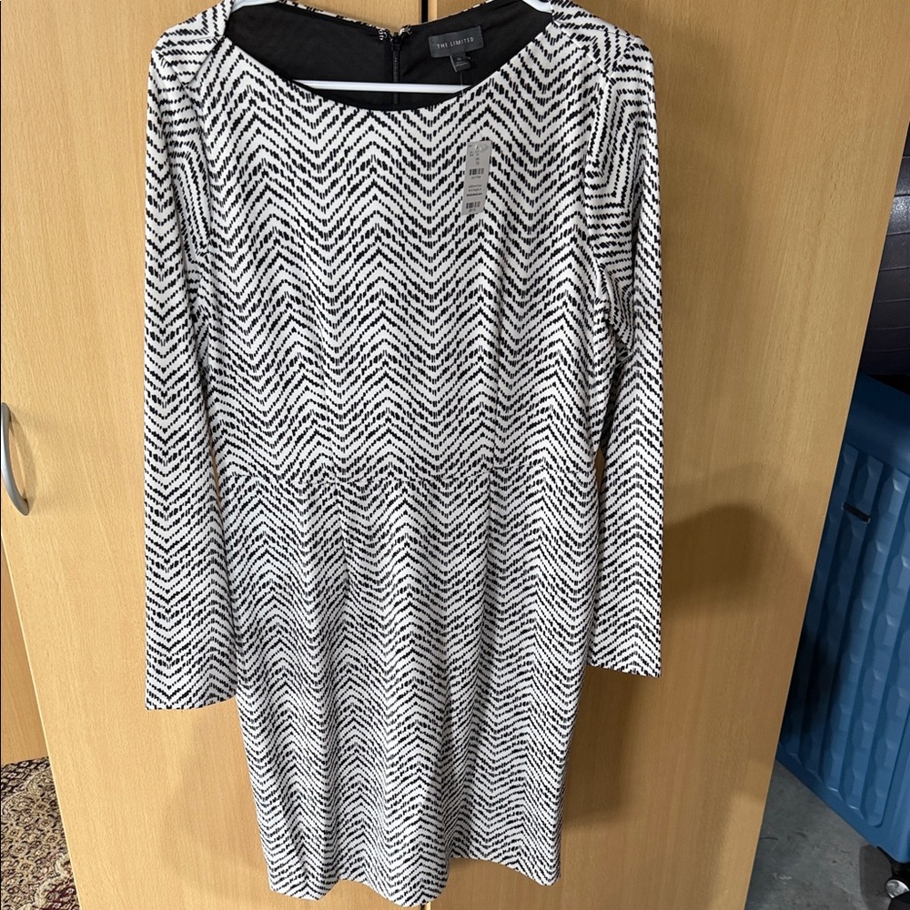 The Limited Black & White Chevron Long Sleeve Dress size 10 NWT